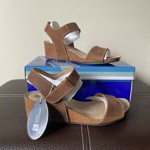 White Mountain Haines Wedge Sandals, Brown Nubuck, Women’s Size 8.5M